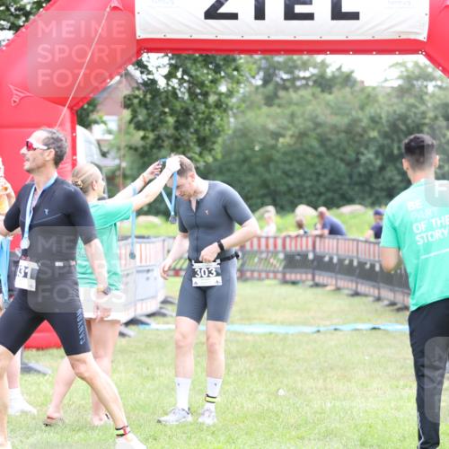 21.06.2026 - 29. Vierlanden-Triathlon Andreas Tolksdorf http://msf.ph/oto/9877578 21.06.2026 11:12:47 Ziel 303, 303 meine-sportfotos.de