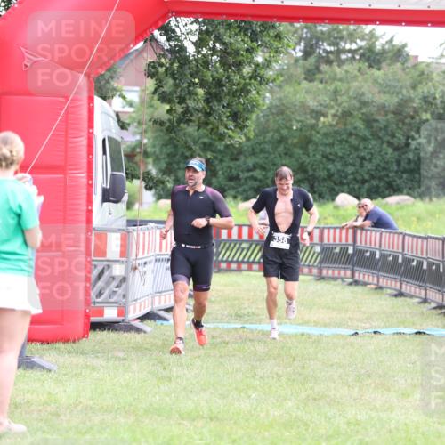 21.06.2026 - 29. Vierlanden-Triathlon Andreas Tolksdorf http://msf.ph/oto/9877846 21.06.2026 11:15:03 Ziel 358, 454, 358, 454 meine-sportfotos.de