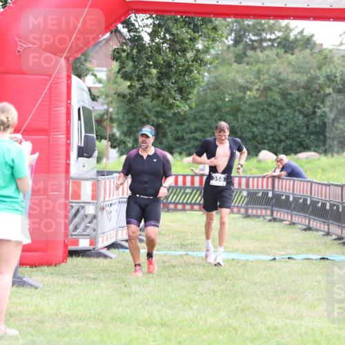 21.06.2026 - 29. Vierlanden-Triathlon Andreas Tolksdorf http://msf.ph/oto/9877870 21.06.2026 11:15:03 Ziel 358, 454, 358, 454 meine-sportfotos.de