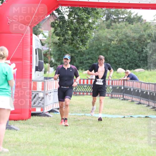 21.06.2026 - 29. Vierlanden-Triathlon Andreas Tolksdorf http://msf.ph/oto/9877889 21.06.2026 11:15:03 Ziel 358, 454, 358, 454 meine-sportfotos.de