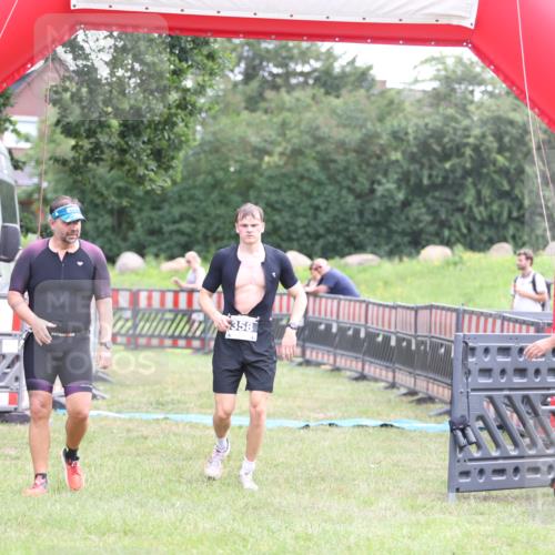 21.06.2026 - 29. Vierlanden-Triathlon Andreas Tolksdorf http://msf.ph/oto/9877942 21.06.2026 11:15:05 Ziel 358, 454, 542, 358, 454, 542 meine-sportfotos.de