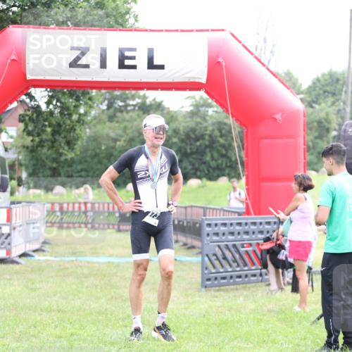 21.06.2026 - 29. Vierlanden-Triathlon Andreas Tolksdorf http://msf.ph/oto/9878133 21.06.2026 11:15:38 Ziel  meine-sportfotos.de