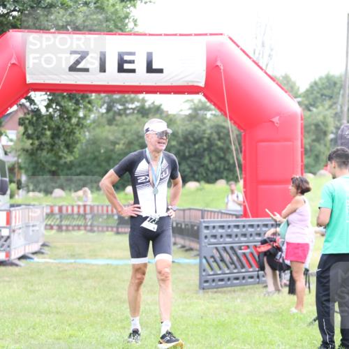 21.06.2026 - 29. Vierlanden-Triathlon Andreas Tolksdorf http://msf.ph/oto/9878155 21.06.2026 11:15:38 Ziel  meine-sportfotos.de