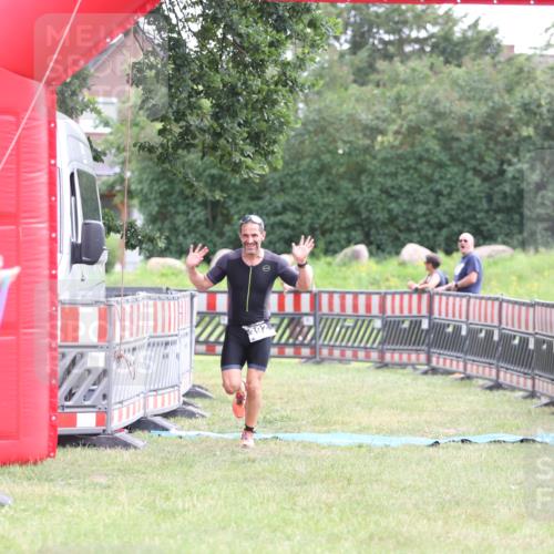 21.06.2026 - 29. Vierlanden-Triathlon Andreas Tolksdorf http://msf.ph/oto/9878223 21.06.2026 11:15:56 Ziel 392, 392 meine-sportfotos.de