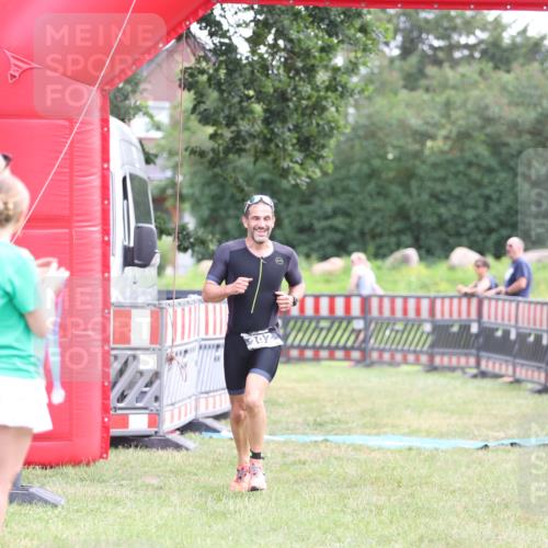 21.06.2026 - 29. Vierlanden-Triathlon Andreas Tolksdorf http://msf.ph/oto/9878328 21.06.2026 11:15:57 Ziel 392, 392 meine-sportfotos.de