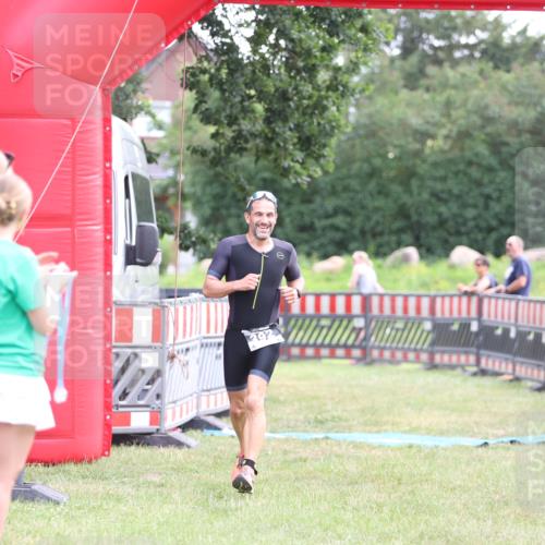 21.06.2026 - 29. Vierlanden-Triathlon Andreas Tolksdorf http://msf.ph/oto/9878336 21.06.2026 11:15:57 Ziel 392, 392 meine-sportfotos.de
