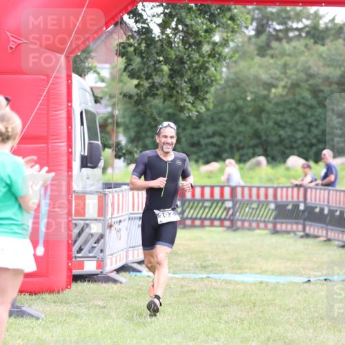 21.06.2026 - 29. Vierlanden-Triathlon Andreas Tolksdorf http://msf.ph/oto/9878344 21.06.2026 11:15:57 Ziel 392, 392 meine-sportfotos.de