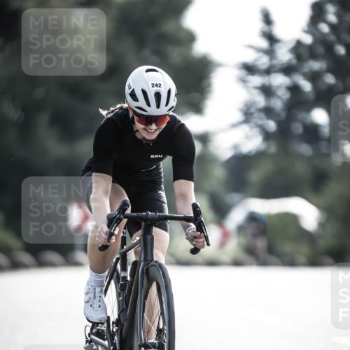 21.06.2026 - 29. Vierlanden-Triathlon H.Heesch http://msf.ph/oto/9878405 21.06.2026 09:07:50 Radfahren 213, 242 meine-sportfotos.de