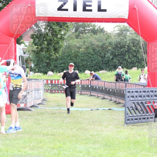 21.06.2026 - 29. Vierlanden-Triathlon Andreas Tolksdorf http://msf.ph/oto/9878509 21.06.2026 11:16:16 Ziel 313, 609, 313, 609 meine-sportfotos.de