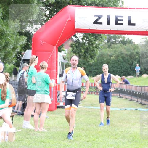 21.06.2026 - 29. Vierlanden-Triathlon Andreas Tolksdorf http://msf.ph/oto/9879341 21.06.2026 11:17:25 Ziel 397, 410, 397, 410 meine-sportfotos.de