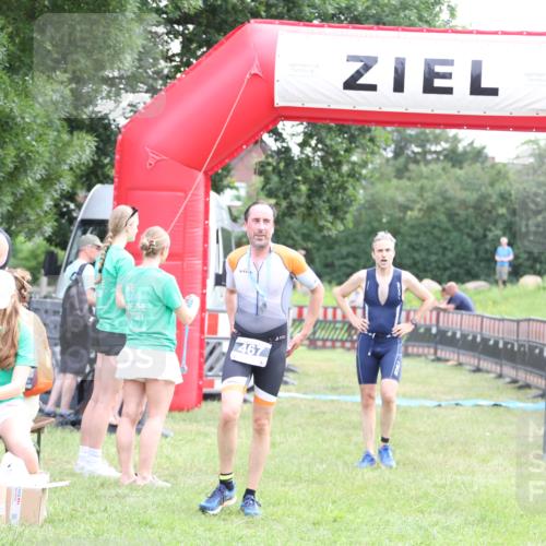 21.06.2026 - 29. Vierlanden-Triathlon Andreas Tolksdorf http://msf.ph/oto/9879367 21.06.2026 11:17:25 Ziel 397, 410, 397, 410 meine-sportfotos.de