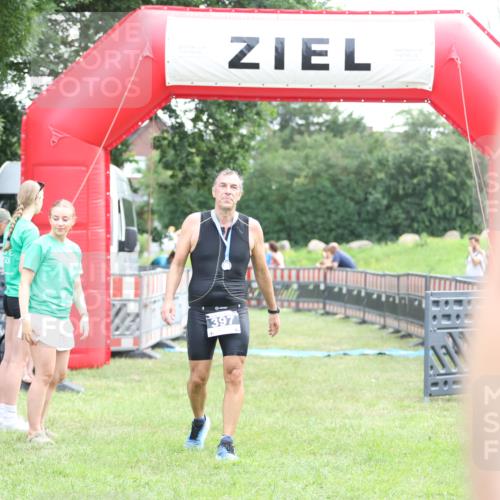 21.06.2026 - 29. Vierlanden-Triathlon Andreas Tolksdorf http://msf.ph/oto/9879448 21.06.2026 11:17:40 Ziel  meine-sportfotos.de