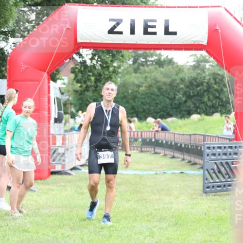 21.06.2026 - 29. Vierlanden-Triathlon Andreas Tolksdorf http://msf.ph/oto/9879462 21.06.2026 11:17:40 Ziel  meine-sportfotos.de
