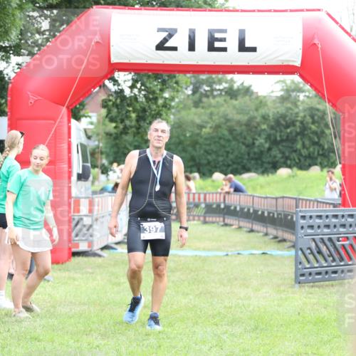 21.06.2026 - 29. Vierlanden-Triathlon Andreas Tolksdorf http://msf.ph/oto/9879470 21.06.2026 11:17:40 Ziel  meine-sportfotos.de