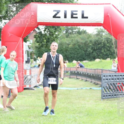 21.06.2026 - 29. Vierlanden-Triathlon Andreas Tolksdorf http://msf.ph/oto/9879486 21.06.2026 11:17:40 Ziel  meine-sportfotos.de