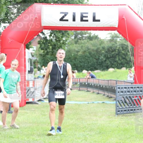 21.06.2026 - 29. Vierlanden-Triathlon Andreas Tolksdorf http://msf.ph/oto/9879501 21.06.2026 11:17:40 Ziel  meine-sportfotos.de
