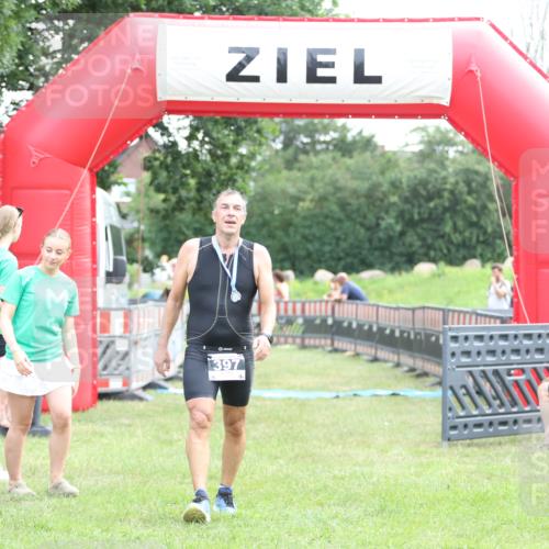 21.06.2026 - 29. Vierlanden-Triathlon Andreas Tolksdorf http://msf.ph/oto/9879508 21.06.2026 11:17:40 Ziel  meine-sportfotos.de