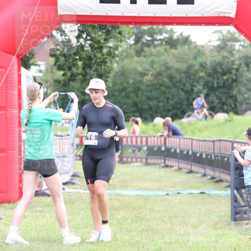 21.06.2026 - 29. Vierlanden-Triathlon Andreas Tolksdorf http://msf.ph/oto/9879680 21.06.2026 11:18:03 Ziel 316, 399, 316, 399 meine-sportfotos.de