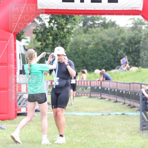 21.06.2026 - 29. Vierlanden-Triathlon Andreas Tolksdorf http://msf.ph/oto/9879710 21.06.2026 11:18:03 Ziel 316, 399, 316, 399 meine-sportfotos.de
