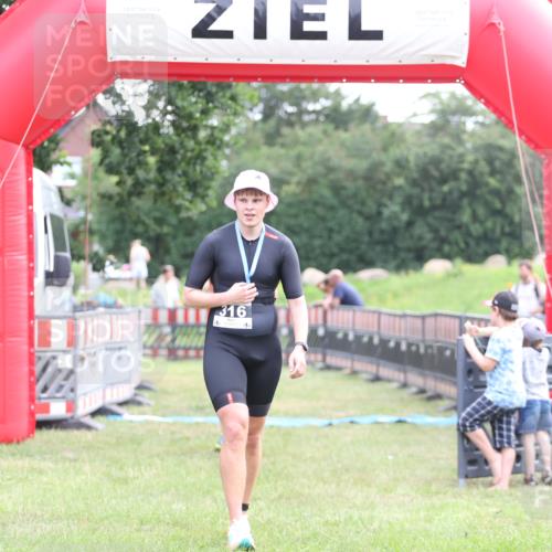 21.06.2026 - 29. Vierlanden-Triathlon Andreas Tolksdorf http://msf.ph/oto/9879755 21.06.2026 11:18:06 Ziel 399, 399 meine-sportfotos.de