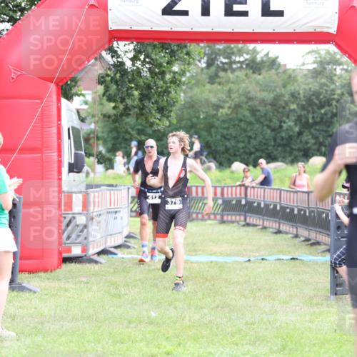 21.06.2026 - 29. Vierlanden-Triathlon Andreas Tolksdorf http://msf.ph/oto/9880011 21.06.2026 11:18:29 Ziel 412, 412 meine-sportfotos.de
