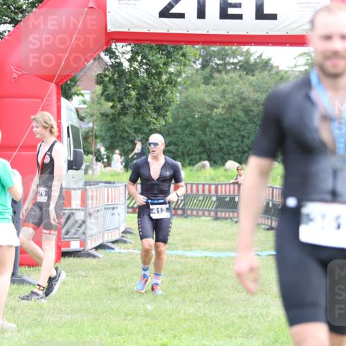 21.06.2026 - 29. Vierlanden-Triathlon Andreas Tolksdorf http://msf.ph/oto/9880040 21.06.2026 11:18:32 Ziel 412, 412 meine-sportfotos.de