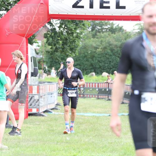 21.06.2026 - 29. Vierlanden-Triathlon Andreas Tolksdorf http://msf.ph/oto/9880047 21.06.2026 11:18:32 Ziel 412, 412 meine-sportfotos.de
