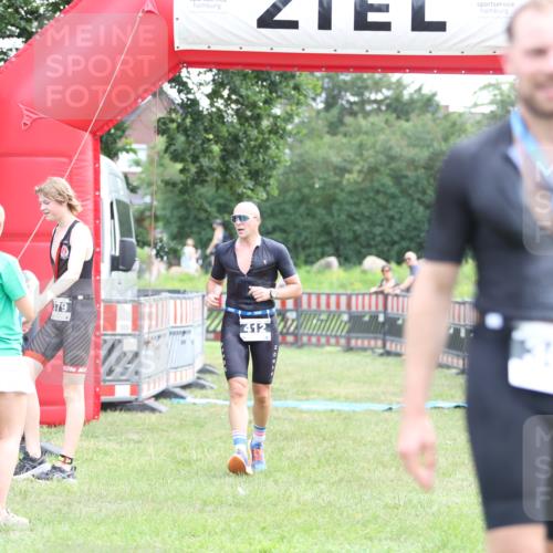21.06.2026 - 29. Vierlanden-Triathlon Andreas Tolksdorf http://msf.ph/oto/9880053 21.06.2026 11:18:32 Ziel 412, 412 meine-sportfotos.de