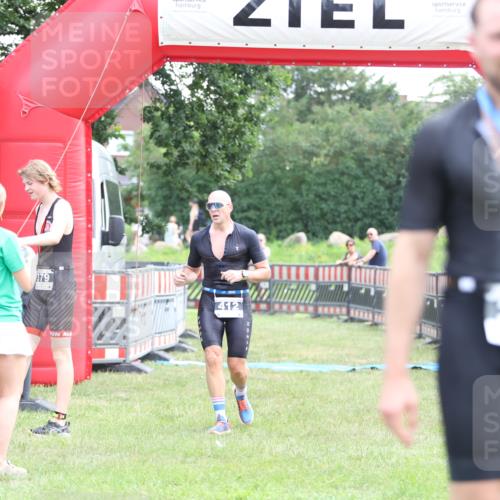 21.06.2026 - 29. Vierlanden-Triathlon Andreas Tolksdorf http://msf.ph/oto/9880060 21.06.2026 11:18:32 Ziel 412, 412 meine-sportfotos.de