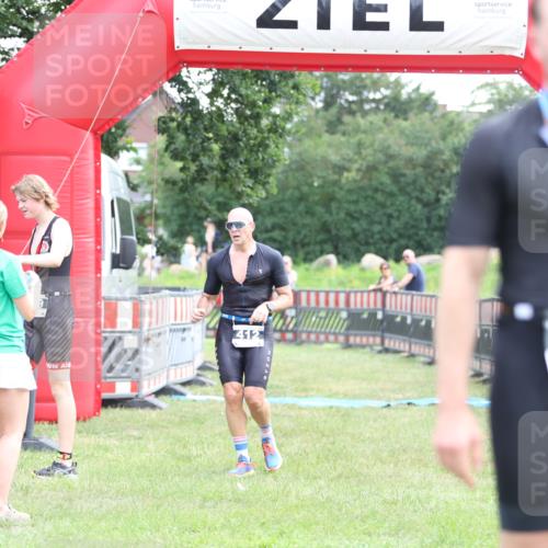 21.06.2026 - 29. Vierlanden-Triathlon Andreas Tolksdorf http://msf.ph/oto/9880071 21.06.2026 11:18:32 Ziel 412, 412 meine-sportfotos.de