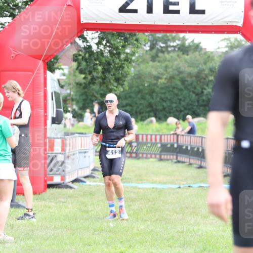 21.06.2026 - 29. Vierlanden-Triathlon Andreas Tolksdorf http://msf.ph/oto/9880079 21.06.2026 11:18:32 Ziel 412, 412 meine-sportfotos.de