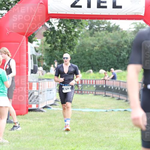 21.06.2026 - 29. Vierlanden-Triathlon Andreas Tolksdorf http://msf.ph/oto/9880083 21.06.2026 11:18:32 Ziel 412, 412 meine-sportfotos.de