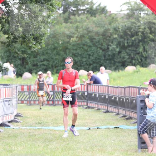 21.06.2026 - 29. Vierlanden-Triathlon Andreas Tolksdorf http://msf.ph/oto/9880294 21.06.2026 11:18:58 Ziel 409, 468, 409, 468 meine-sportfotos.de