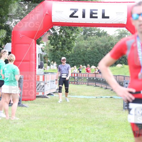 21.06.2026 - 29. Vierlanden-Triathlon Andreas Tolksdorf http://msf.ph/oto/9880496 21.06.2026 11:19:21 Ziel 327, 327 meine-sportfotos.de
