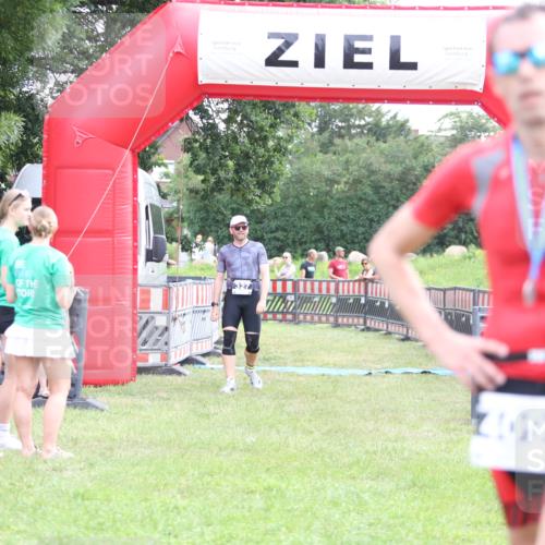 21.06.2026 - 29. Vierlanden-Triathlon Andreas Tolksdorf http://msf.ph/oto/9880504 21.06.2026 11:19:21 Ziel 327, 327 meine-sportfotos.de