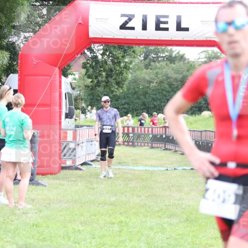 21.06.2026 - 29. Vierlanden-Triathlon Andreas Tolksdorf http://msf.ph/oto/9880523 21.06.2026 11:19:21 Ziel 327, 327 meine-sportfotos.de