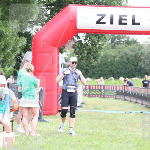 21.06.2026 - 29. Vierlanden-Triathlon Andreas Tolksdorf http://msf.ph/oto/9880546 21.06.2026 11:19:28 Ziel  meine-sportfotos.de