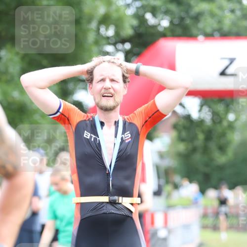 21.06.2026 - 29. Vierlanden-Triathlon Andreas Tolksdorf http://msf.ph/oto/9881102 21.06.2026 11:20:33 Ziel 470, 470 meine-sportfotos.de
