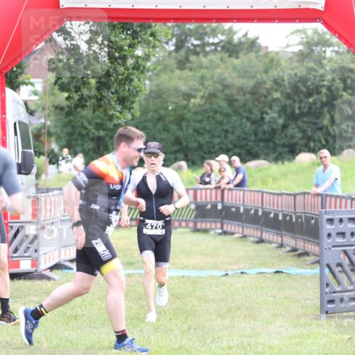 21.06.2026 - 29. Vierlanden-Triathlon Andreas Tolksdorf http://msf.ph/oto/9881149 21.06.2026 11:20:38 Ziel 470, 470 meine-sportfotos.de