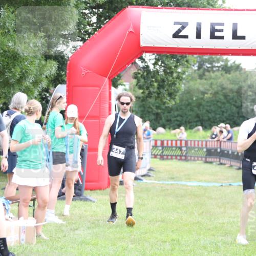 21.06.2026 - 29. Vierlanden-Triathlon Andreas Tolksdorf http://msf.ph/oto/9881215 21.06.2026 11:20:42 Ziel  meine-sportfotos.de