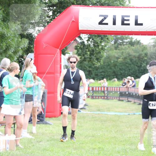 21.06.2026 - 29. Vierlanden-Triathlon Andreas Tolksdorf http://msf.ph/oto/9881293 21.06.2026 11:20:43 Ziel  meine-sportfotos.de