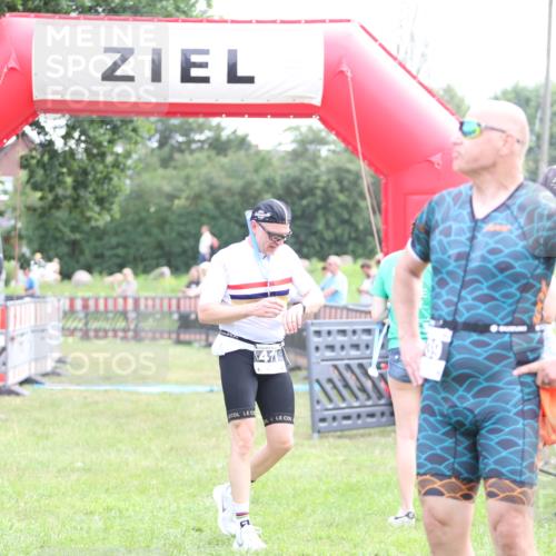 21.06.2026 - 29. Vierlanden-Triathlon Andreas Tolksdorf http://msf.ph/oto/9881774 21.06.2026 11:21:41 Ziel  meine-sportfotos.de