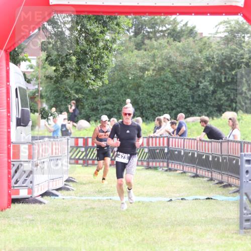 21.06.2026 - 29. Vierlanden-Triathlon Andreas Tolksdorf http://msf.ph/oto/9882370 21.06.2026 11:23:04 Ziel 443, 471, 475, 443, 471, 475 meine-sportfotos.de