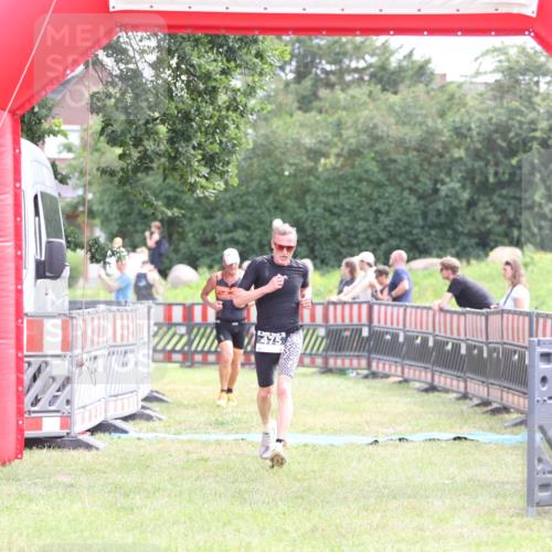 21.06.2026 - 29. Vierlanden-Triathlon Andreas Tolksdorf http://msf.ph/oto/9882377 21.06.2026 11:23:04 Ziel 443, 471, 475, 443, 471, 475 meine-sportfotos.de