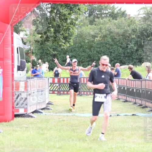 21.06.2026 - 29. Vierlanden-Triathlon Andreas Tolksdorf http://msf.ph/oto/9882412 21.06.2026 11:23:05 Ziel 443, 471, 475, 443, 471, 475 meine-sportfotos.de