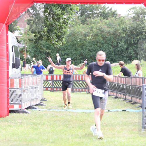 21.06.2026 - 29. Vierlanden-Triathlon Andreas Tolksdorf http://msf.ph/oto/9882443 21.06.2026 11:23:06 Ziel 443, 471, 475, 443, 471, 475 meine-sportfotos.de