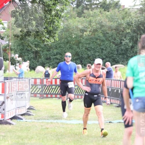 21.06.2026 - 29. Vierlanden-Triathlon Andreas Tolksdorf http://msf.ph/oto/9882574 21.06.2026 11:23:09 Ziel 443, 471, 443, 471 meine-sportfotos.de