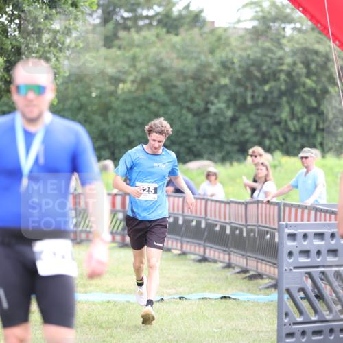 21.06.2026 - 29. Vierlanden-Triathlon Andreas Tolksdorf http://msf.ph/oto/9882739 21.06.2026 11:23:21 Ziel 625, 625 meine-sportfotos.de