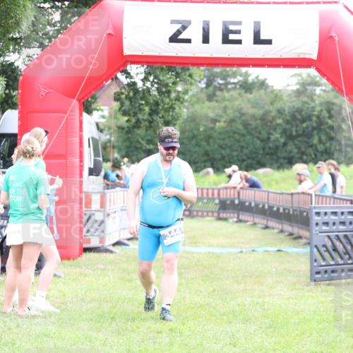 21.06.2026 - 29. Vierlanden-Triathlon Andreas Tolksdorf http://msf.ph/oto/9882999 21.06.2026 11:24:18 Ziel  meine-sportfotos.de