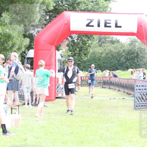 21.06.2026 - 29. Vierlanden-Triathlon Andreas Tolksdorf http://msf.ph/oto/9883641 21.06.2026 11:26:06 Ziel 477, 562, 477, 562 meine-sportfotos.de